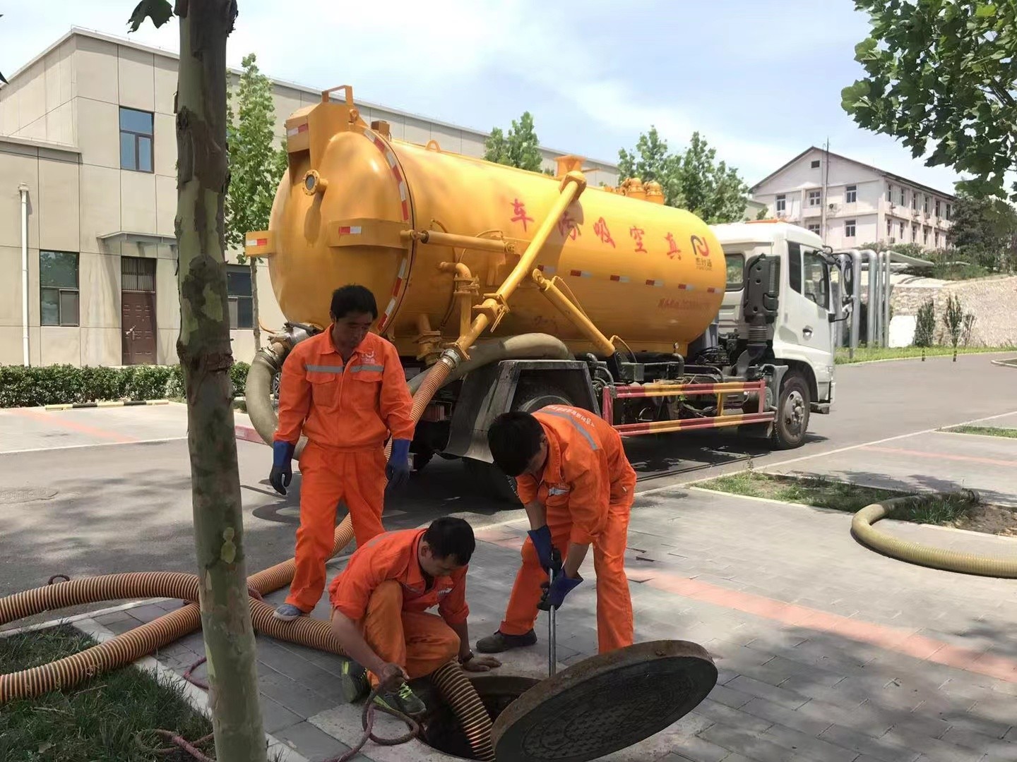 麻江管道疏通车停在窨井附近