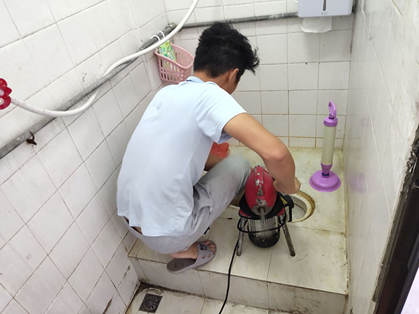麻江管道堵塞冒臭气 专业师傅现场解决问题