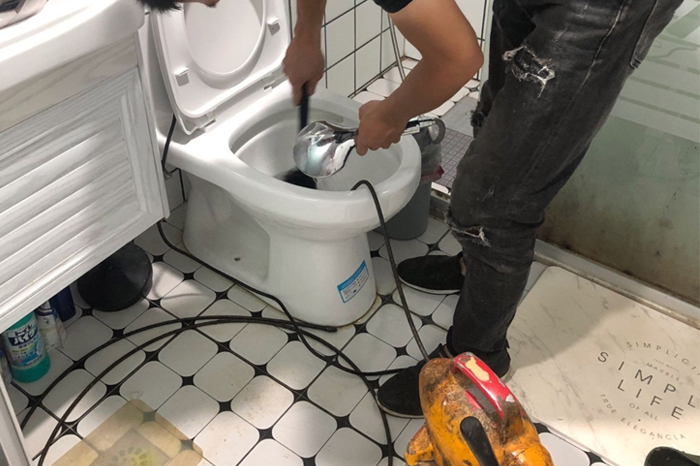 麻江马桶堵塞自己疏通还是找师傅?专业上门服务让你省时更省心